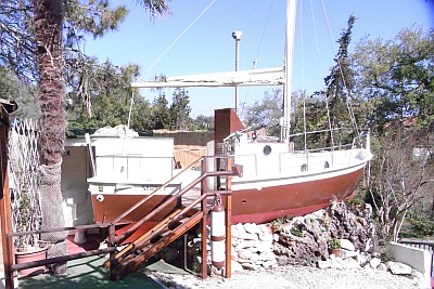 BARCA A VELA IN GIARDINO CON VISTA MARE